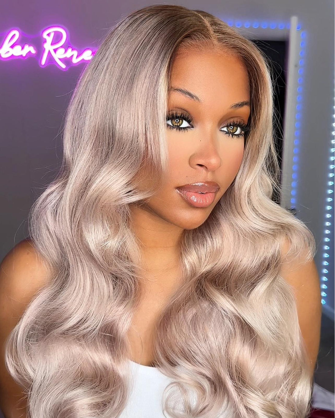 Woman_wearing_Ash_Blonde_wig